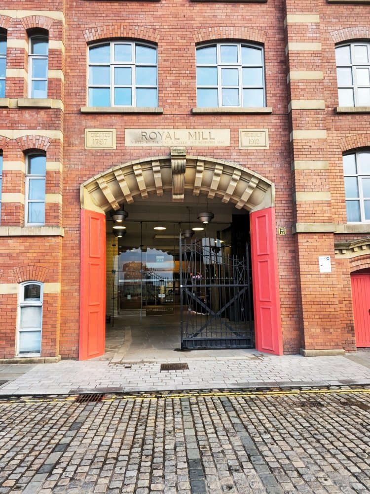 Entrén till det gamla bomullsspinneriet Royal Mills i Ancoats