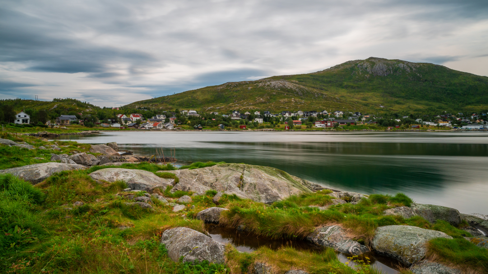 Panoramautsikt över Ersfjorden och byn Ersfjordbotn på Kvaløya