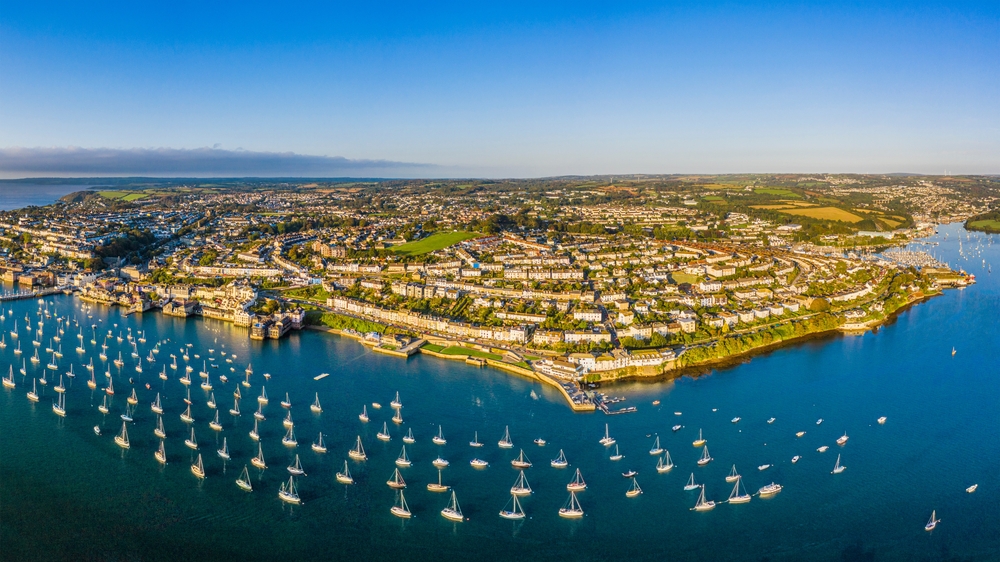 Flygfoto över Falmouth och floden Penryn i Cornwall