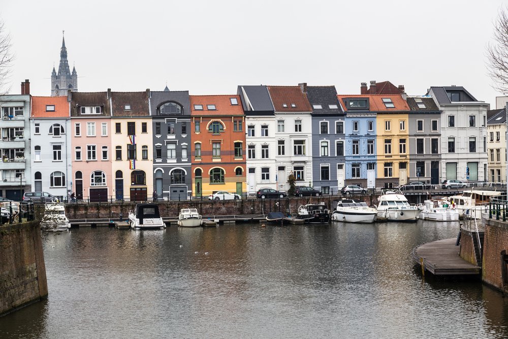 Färgglada hus längs Nieuwbrugkaai och Portus Ganda