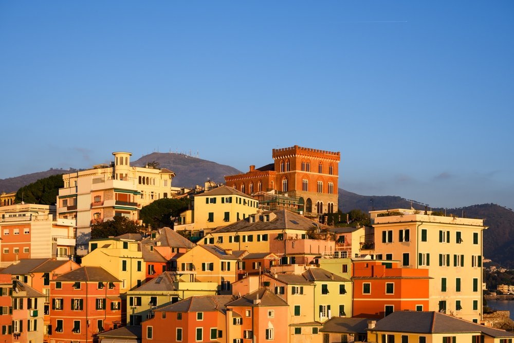 Färgglada hus och den lilla stranden i fiskeläget Boccadasse i Genua