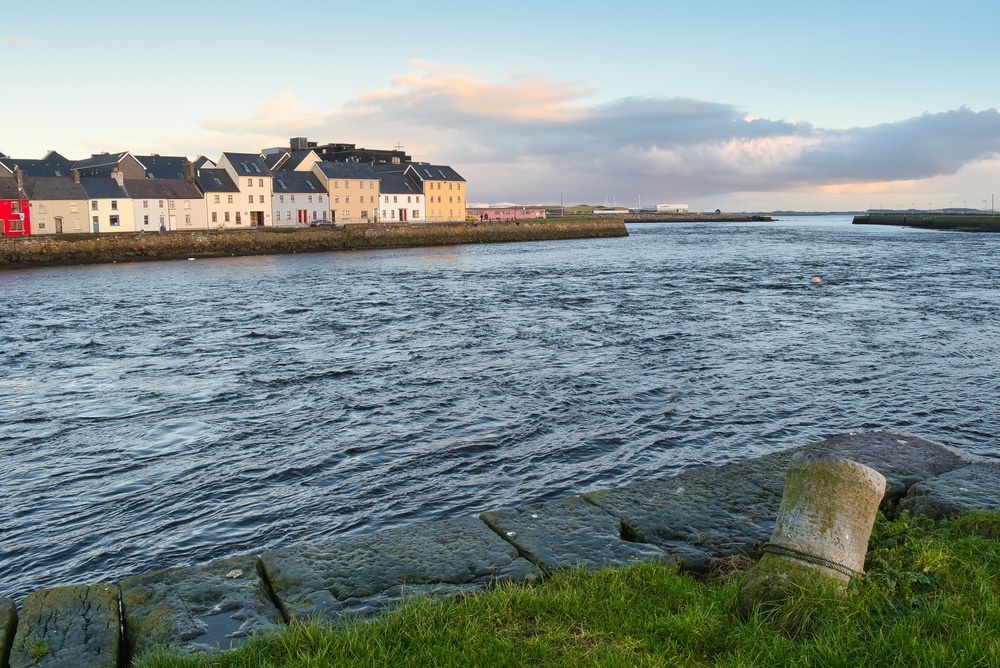 Färgglada hus längs The Long Walk vid floden Corrib i Galway