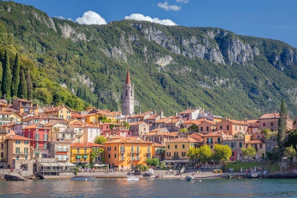 De färgglada husen i Varenna vid stranden av Comosjön
