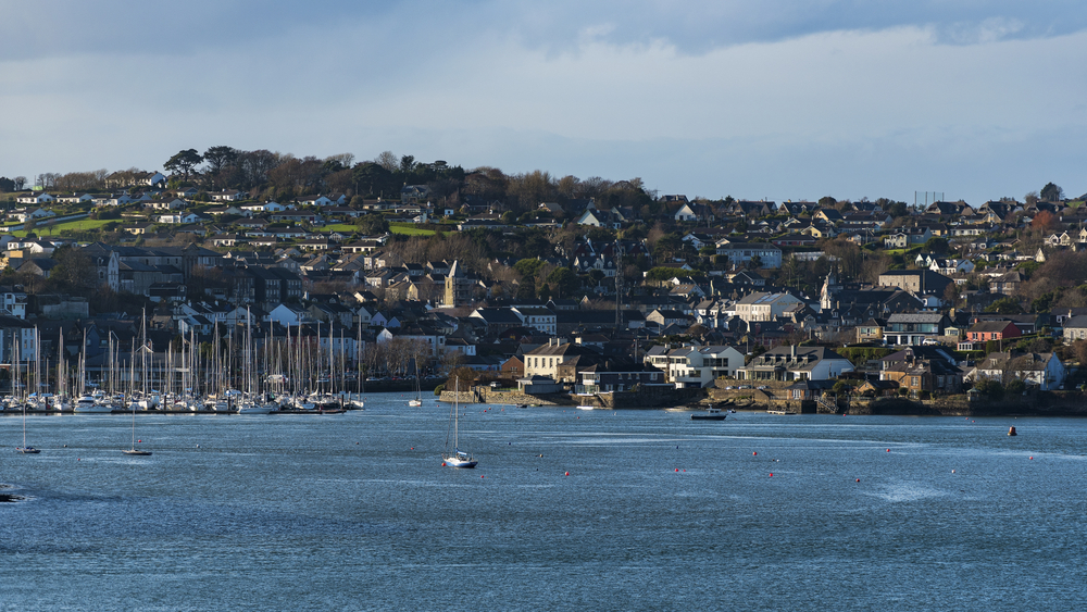 Panorama över den färgglada staden Kinsale i County Cork
