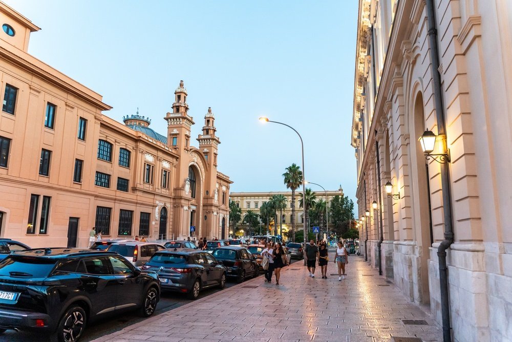 Fasaden på stationen Bari Centrale vid Piazza Aldo Moro i Bari