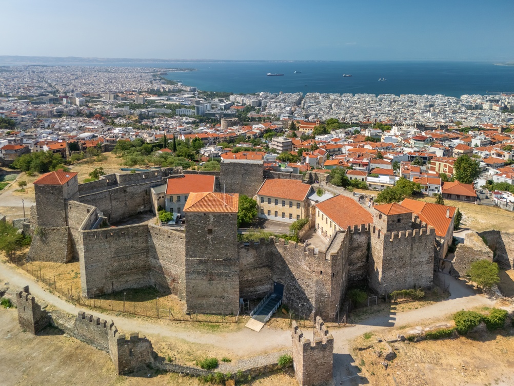 Flygfoto över fästningen Heptapyrgio (Yedi Kule) och tornen i Ano Poli i Thessaloniki