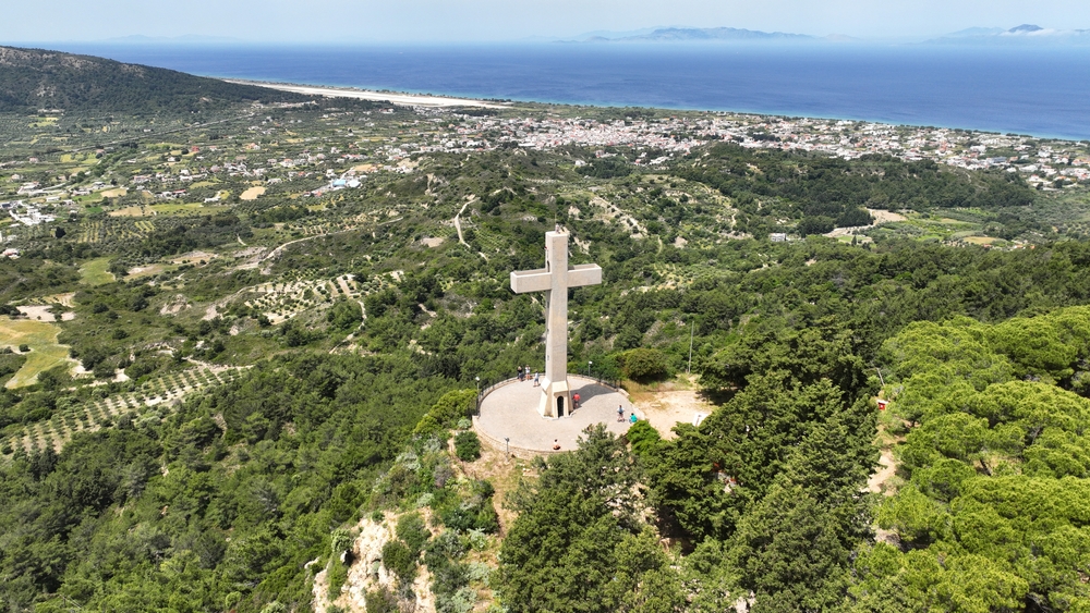 Flygfoto över klostret och det stora korset på Filerimos på Rhodos