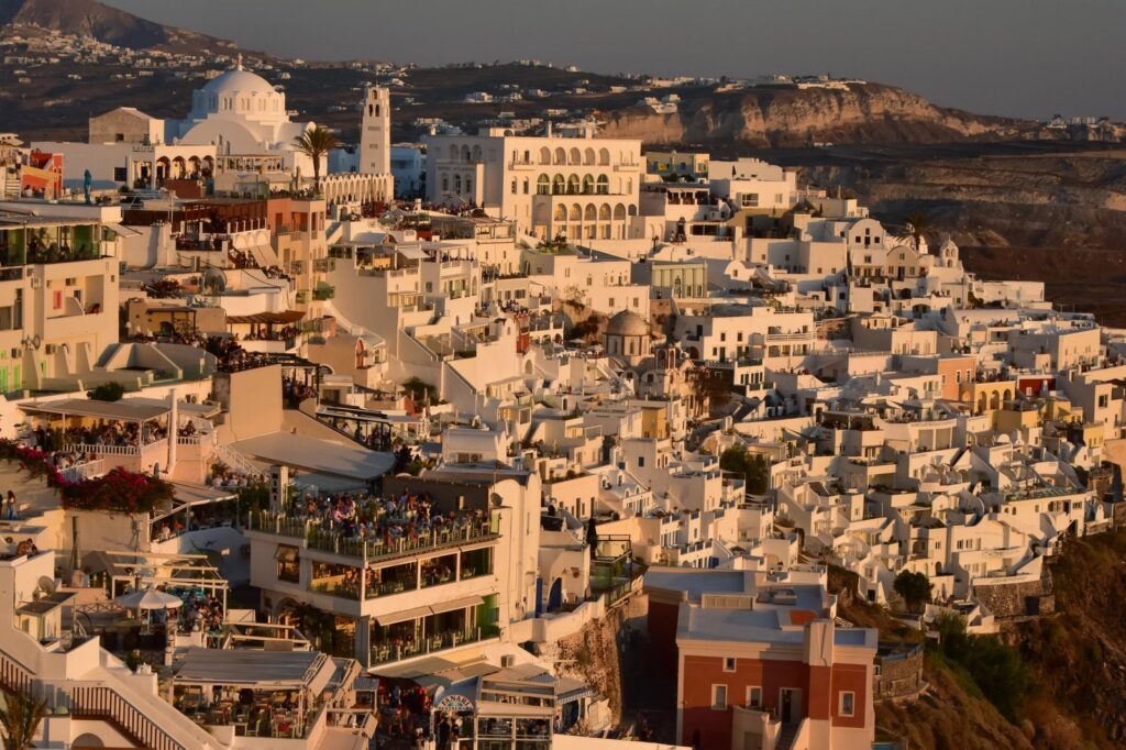 Fira på kanten av kalderan på Santorini
