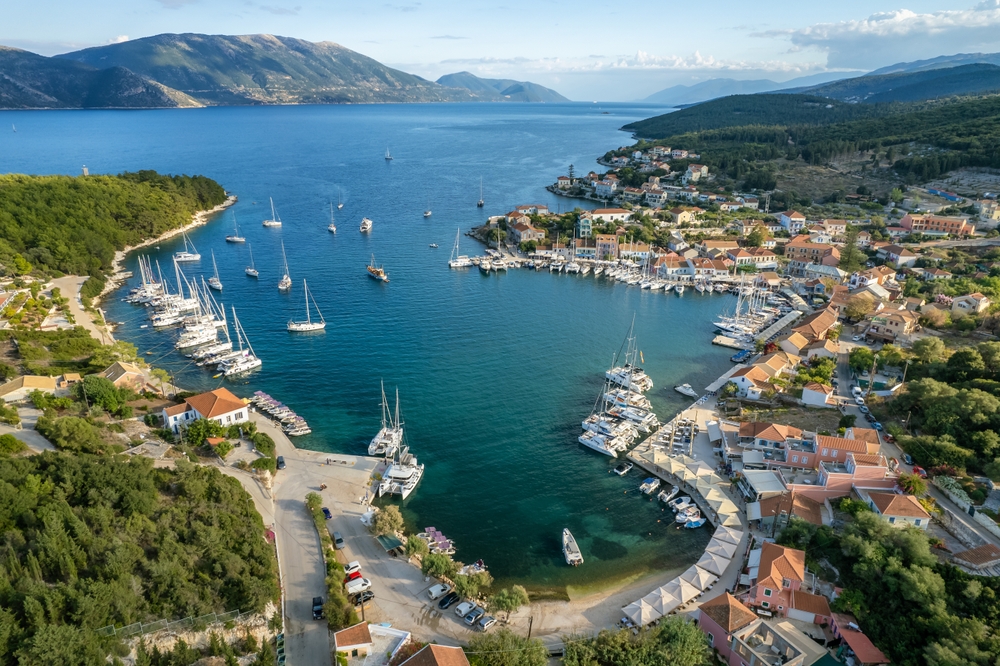 Fiskardo och hamnen sedda från luften