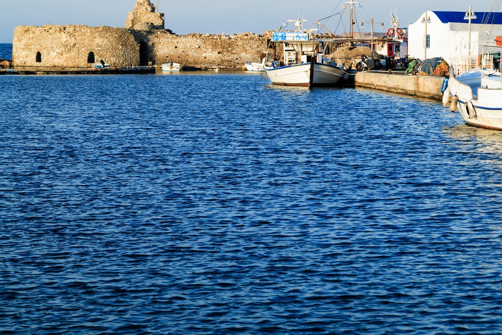 Fiskebåtar i den gamla hamnen i Naoussa på Paros