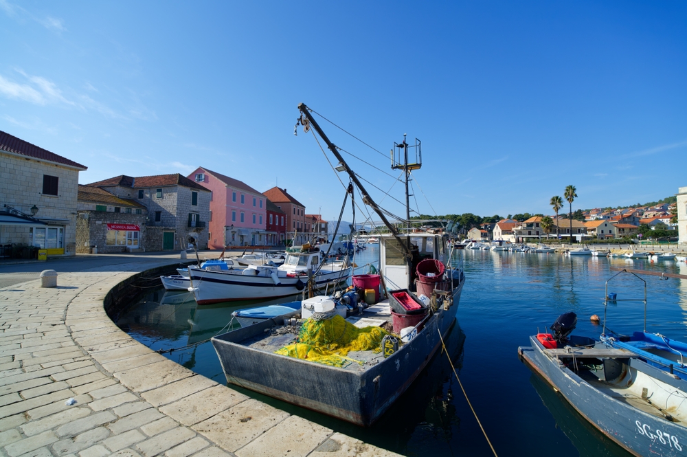 Fiskebåtar vid kajen i Stari Grad på Hvar