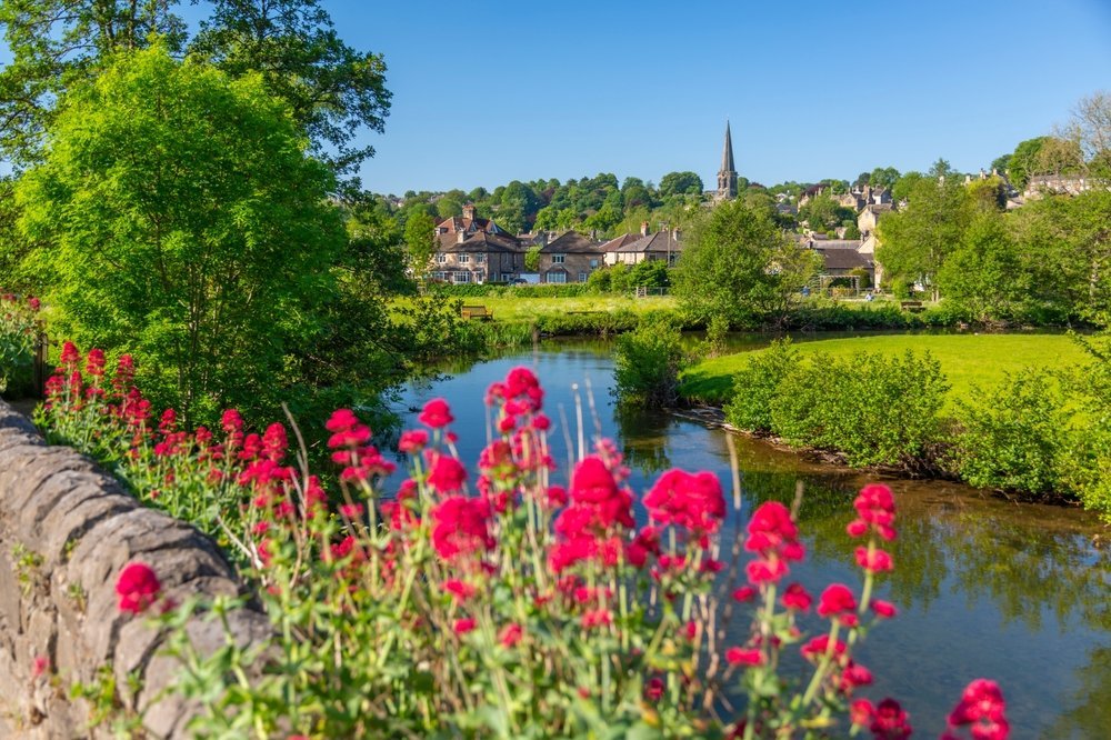 Floden Wye rinner genom Bakewell med All Saints-kyrkan på kullen