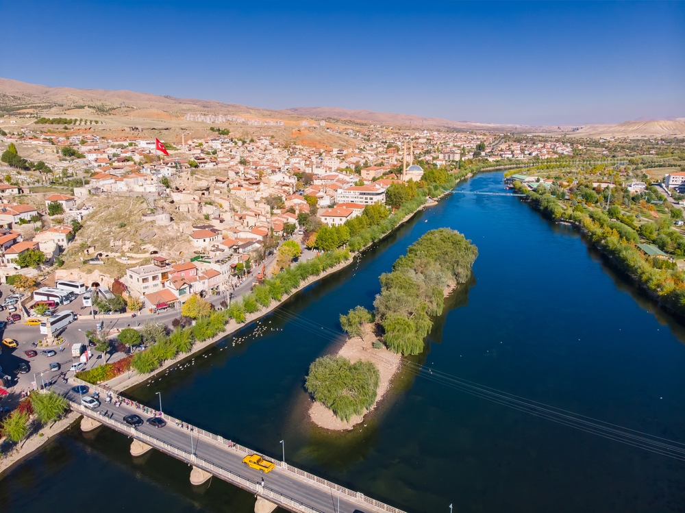Flygfoto över Avanos och floden Kızılırmak i Kappadokien