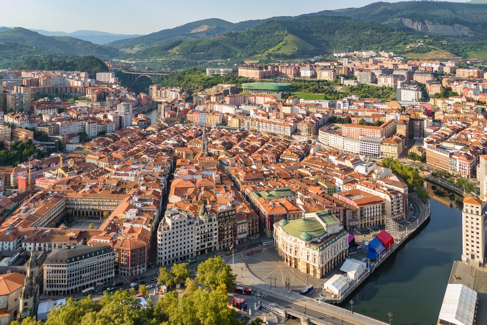 Flygfoto över gamla stan Casco Viejo i Bilbao med röda tegeltak