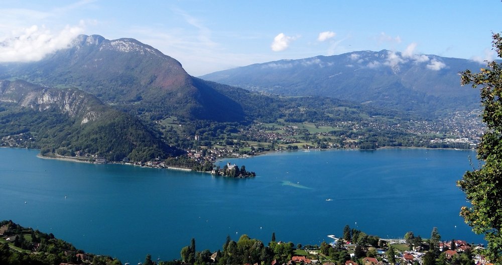 Flygfoto av Lac d'Annecy vid Talloires på sjöns östra strand