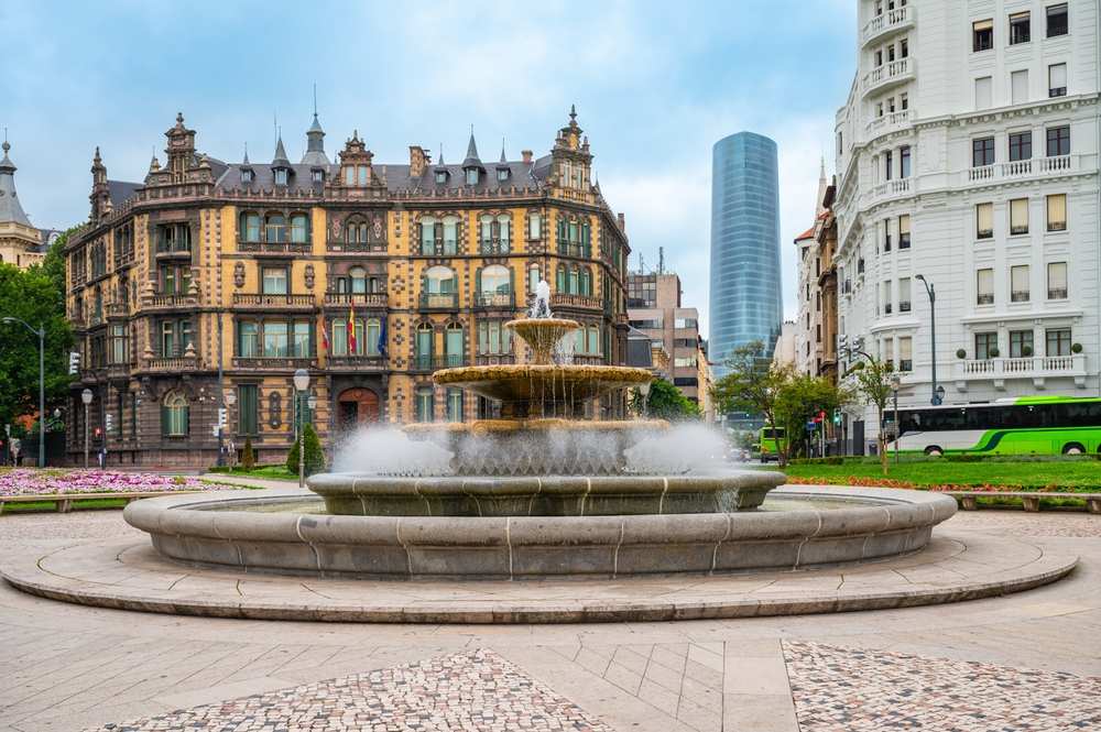 Fontänen på Plaza Moyua i Abando i Bilbao
