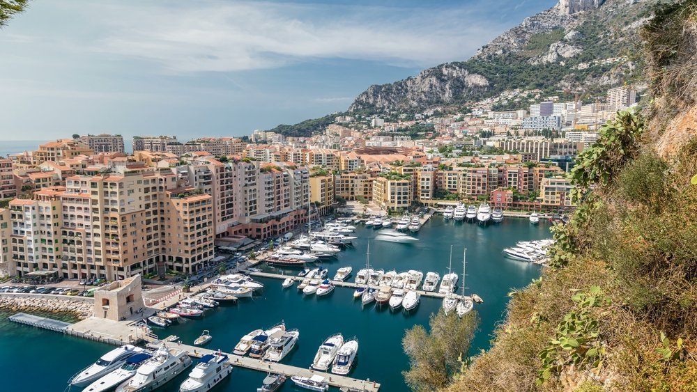Fontvieille med småbåtshamnen sett ovanifrån i Monaco