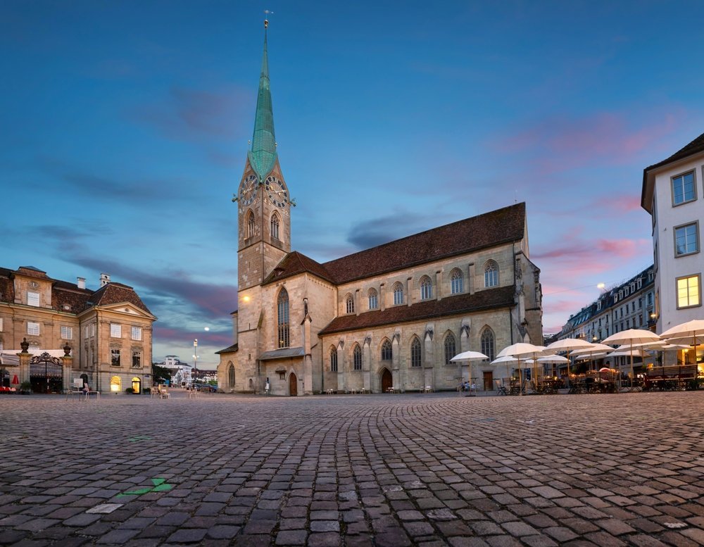Fraumünster med den gröna spiran sedd från Münsterhof i Zürich