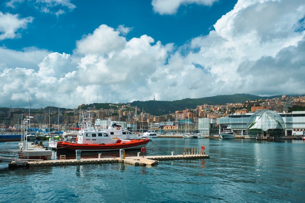 Fritidsbåtar i Porto Antico med Biosfera vid akvariet i Genua