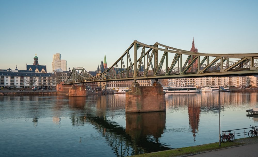 Gångbron i järn Eiserner Steg över Main i Frankfurt