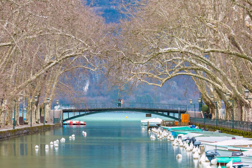 Gångbron Pont des Amours över Canal du Vasse mellan Le Pâquier och Jardins de l'Europe i Annecy