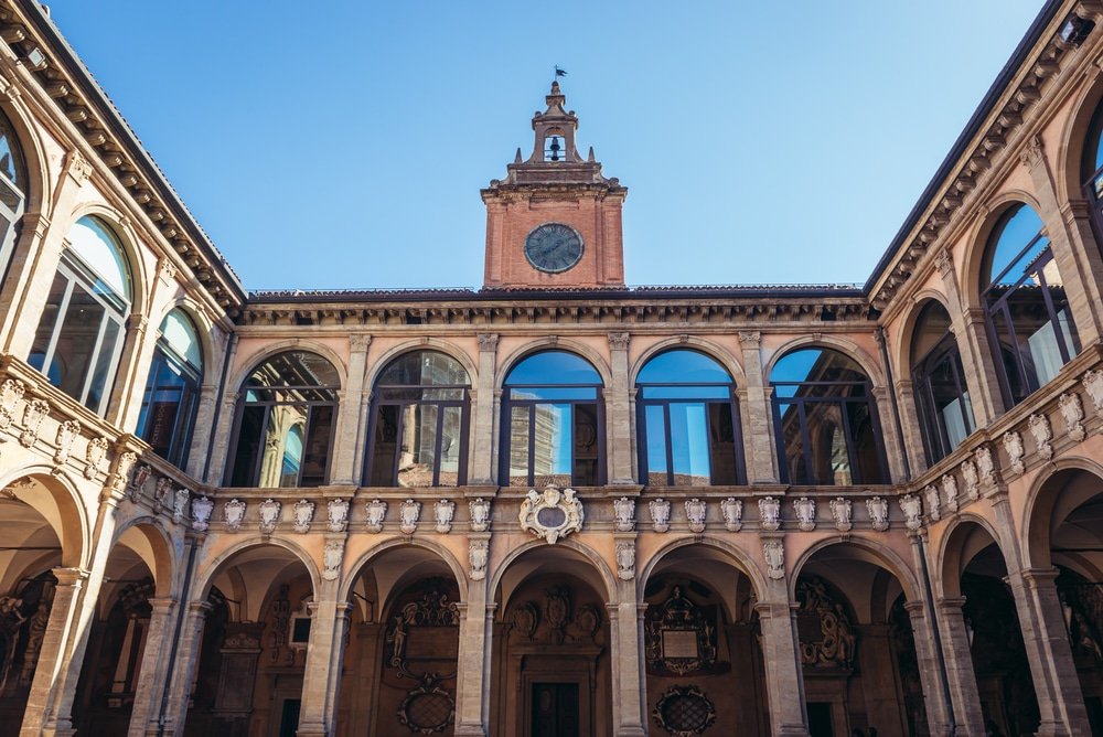 Gården med valvgångar i Palazzo dell'Archiginnasio i Bologna
