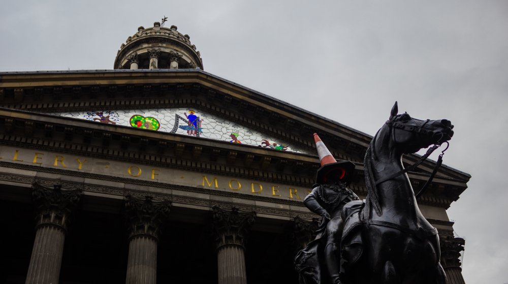 Gallery of Modern Art och ryttarstatyn av Wellington på Royal Exchange Square i Glasgow