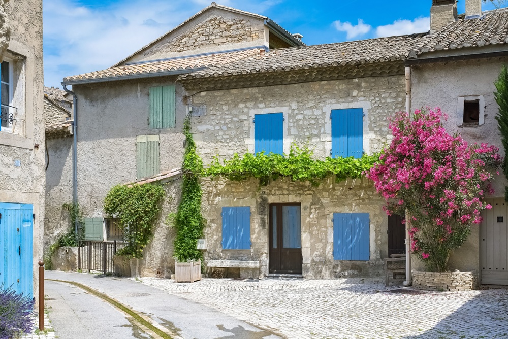 Gamla hus i byn Saint-Rémy-de-Provence i Sydfrankrike