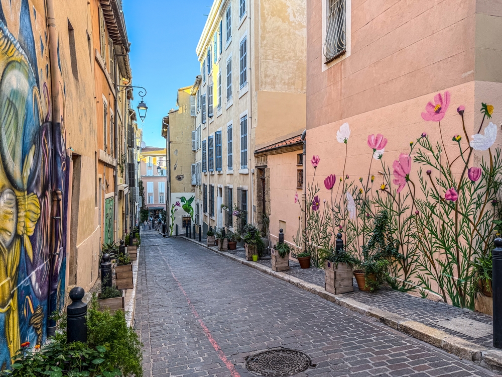 Kullerstensgata med gatukonst i Le Panier i Marseille