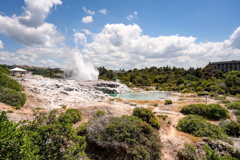 Gejsern Pohutu i utbrott i Te Puia vid Whakarewarewa i Rotorua