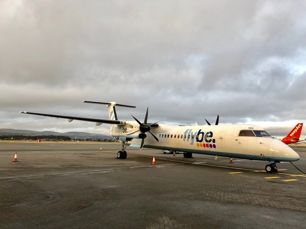 Flygplan vid uppställningsplatsen på Glasgows flygplats vid Paisley