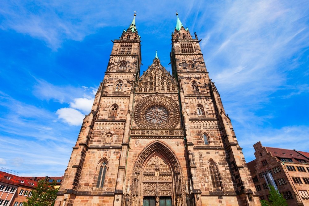 Den gotiska Lorenzkirche med två torn i Lorenz i Nürnbergs Old Town