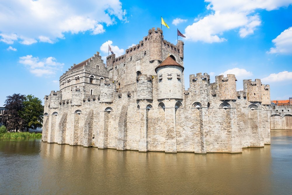 Gravensteen med medeltida befästningsverk