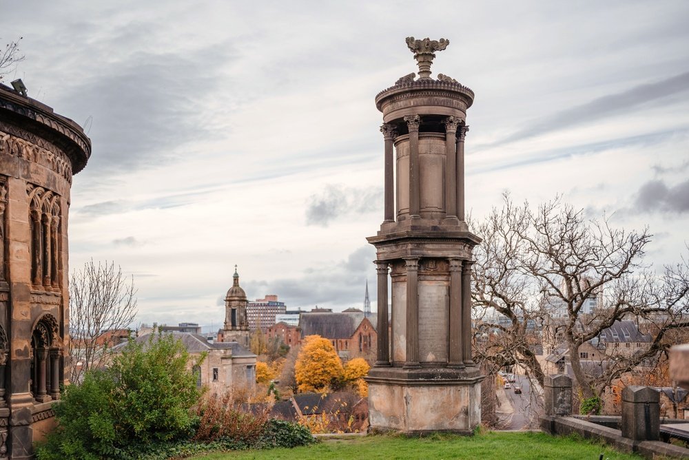 Gravmonument på Necropolis med utsikt över Glasgow