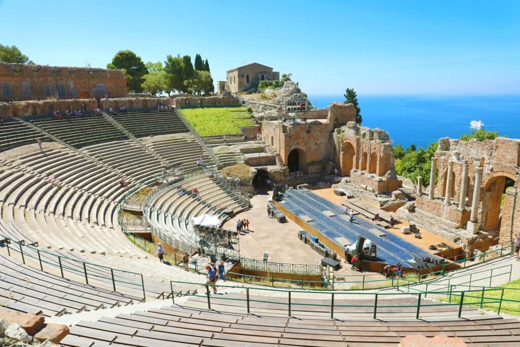 Den grekiska teatern i Taormina på Sicilien med havet i bakgrunden