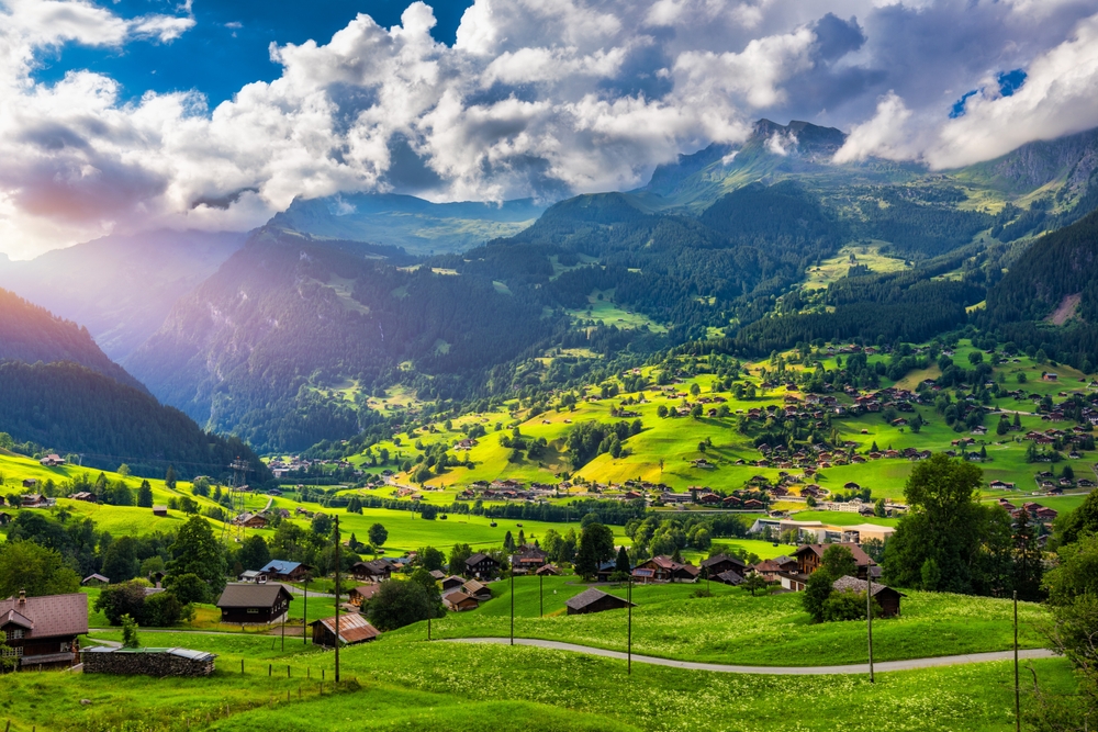 Grindelwald i de schweiziska Alperna på sommaren