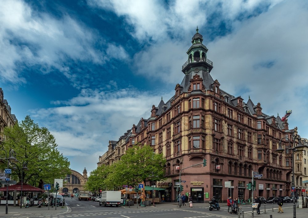Gründerzeit-byggnader längs Kaiserstraße i Bahnhofsviertel i Frankfurt