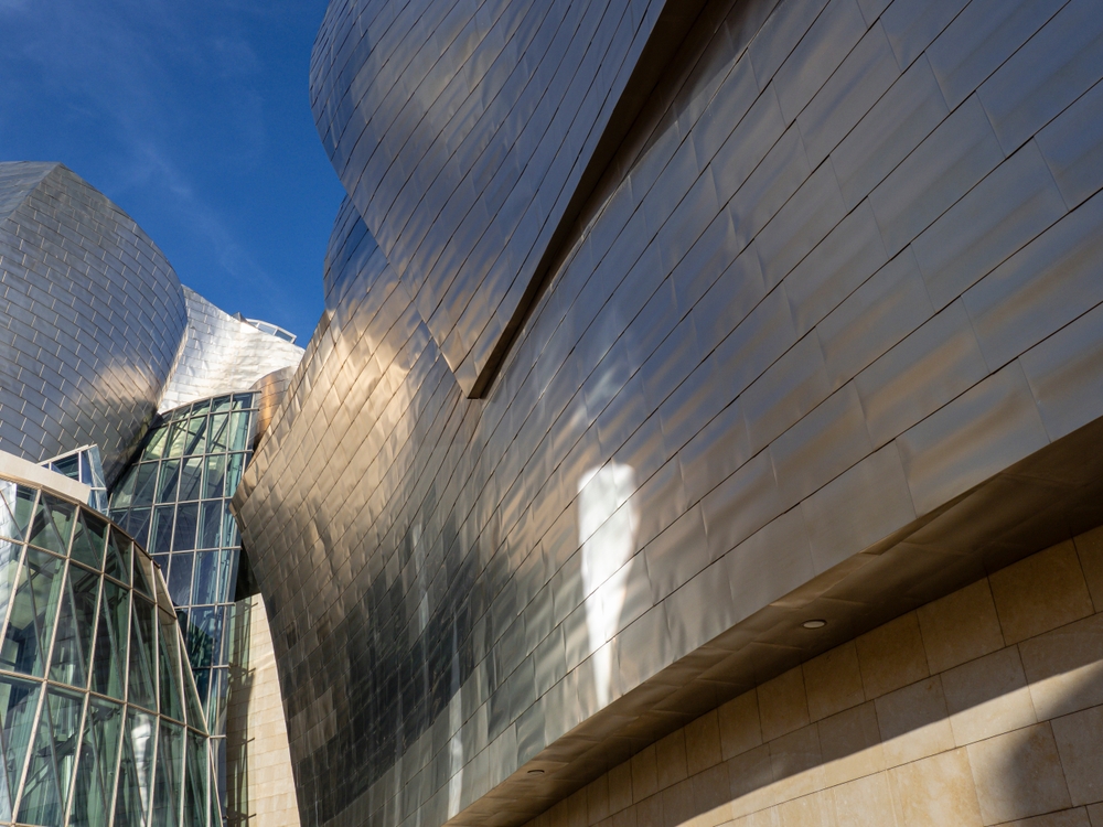 Guggenheimmuseet ritat av Frank Gehry i Abandoibarra i Bilbao
