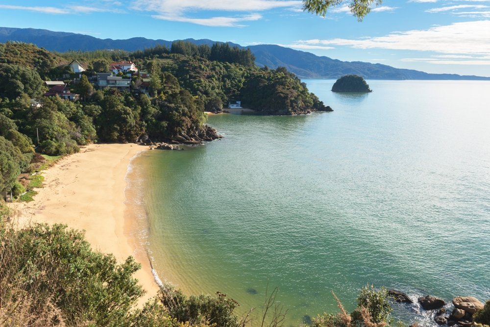 Gyllene strand och turkost vatten vid Kaiteriteri vid Abel Tasman nationalpark