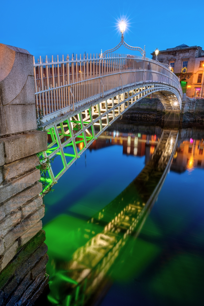 Ha'penny Bridge över floden Liffey i Dublin i skymningen