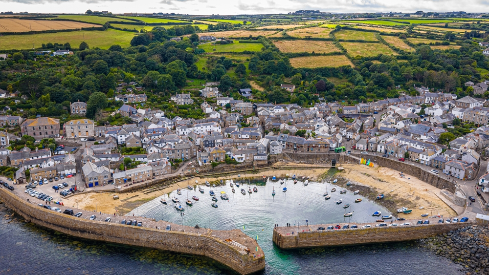Hamnen i Mousehole sedd från luften i Cornwall