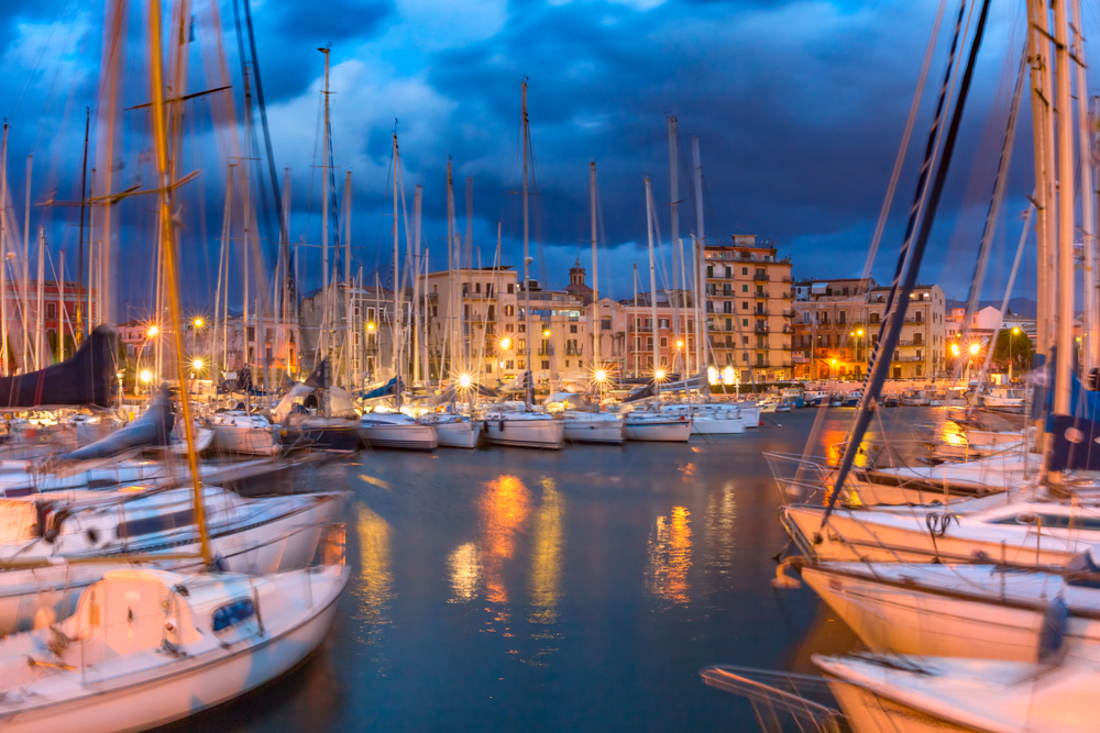 Fritidsbåtar i den gamla hamnen La Cala i Palermo