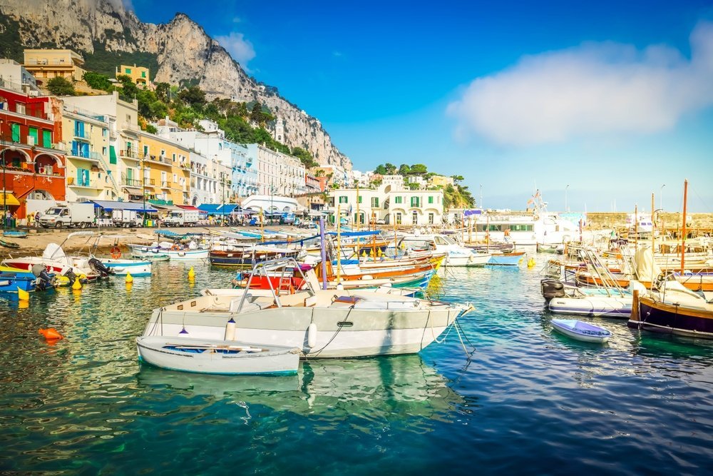 Hamnen Marina Grande med båtar och färgglada hus på Capri