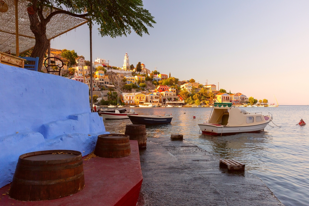 Färgglada hus och båtar i hamnen på Symi