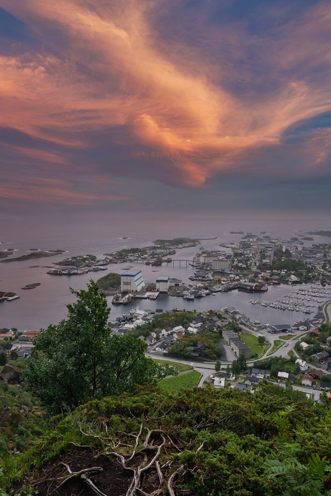 Hamnen i Svolvær i Lofoten med bryggor och småöar