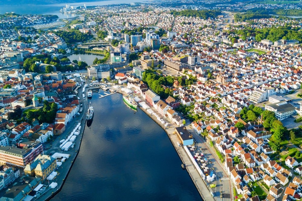 Hamnen Vågen och Old Town i Stavanger sedda från luften