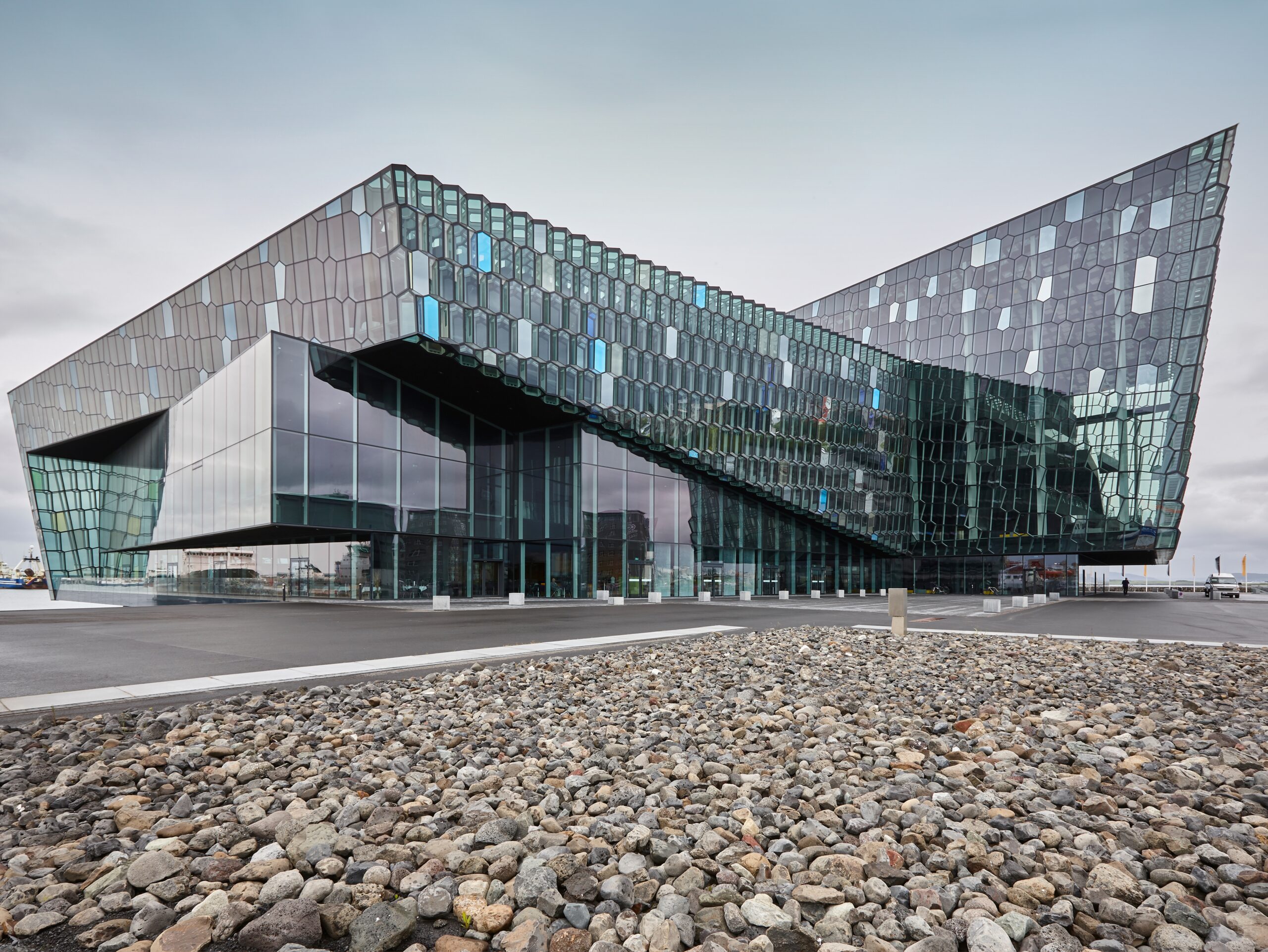 Glasfasaden på Harpa i Reykjavik
