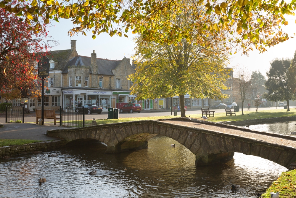 High Street och bron över River Windrush i Bourton-on-the-Water