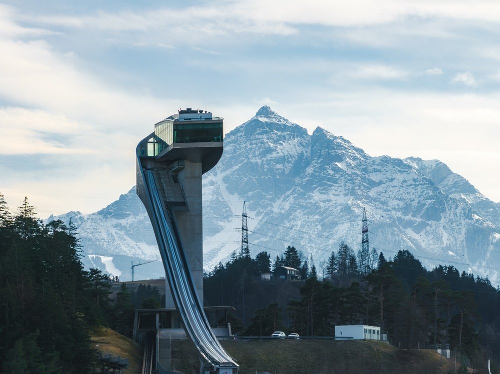 Hoppbacken Bergisel i Wilten i Innsbruck med bergen i bakgrunden
