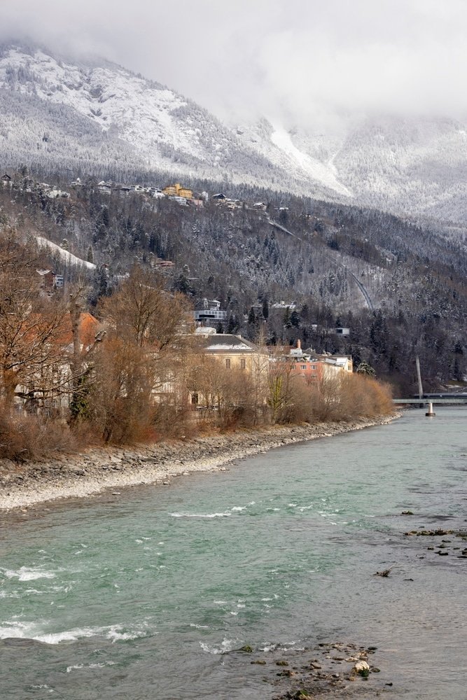 Hungerburgbahn korsar floden Inn på väg upp mot Hungerburg i Innsbruck